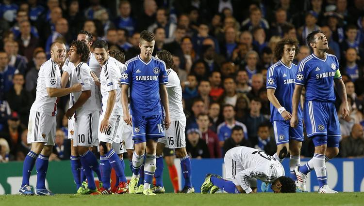UPS. Efter en udligning af egypteren Mohamed Salah blev det endnu værre for Chelsea, da Marco Streller sikrede FC Basel sejren på Stamford Bridge. 