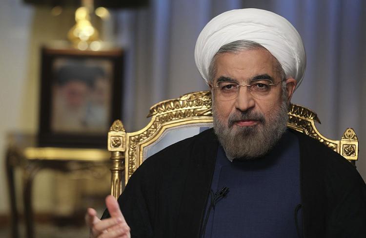 Imødekommende. Iran har løsladt politiske fanger, og i dag fortæller den nyvalgte præsident Hassan Rouhani, at han aldrig vil udvikle atomvåben. Udmeldingerne kommer forud for Hassan Rouhanis besøg til FN-mødet i New York i næste uge. 