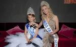 Børnebeskyttelse. 10-årige Oceane Scharre (tv) poserer ved siden af Miss Frankrig. For to år siden blev Oceane Scharre udnævnt som Mini Miss Frankrig i en skønhedskonkurrence, og det er netop den form for konkurrencer, franske politikere vil have ulovliggjort. Frankrigs senat har tirsdag vedtaget et lovforslag, der skal forbyde skønhedskonkurrencer for mindreårige og beskytte børn imod for tidlig seksualisering. 