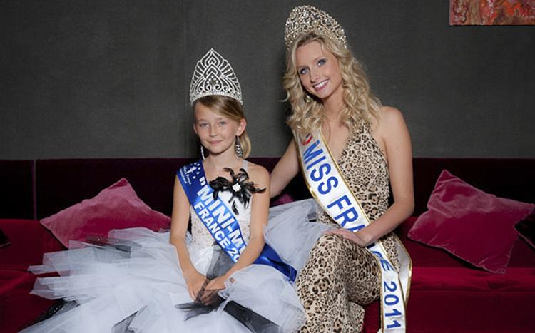 Børnebeskyttelse. 10-årige Oceane Scharre (tv) poserer ved siden af Miss Frankrig. For to år siden blev Oceane Scharre udnævnt som Mini Miss Frankrig i en skønhedskonkurrence, og det er netop den form for konkurrencer, franske politikere vil have ulovliggjort. Frankrigs senat har tirsdag vedtaget et lovforslag, der skal forbyde skønhedskonkurrencer for mindreårige og beskytte børn imod for tidlig seksualisering. 