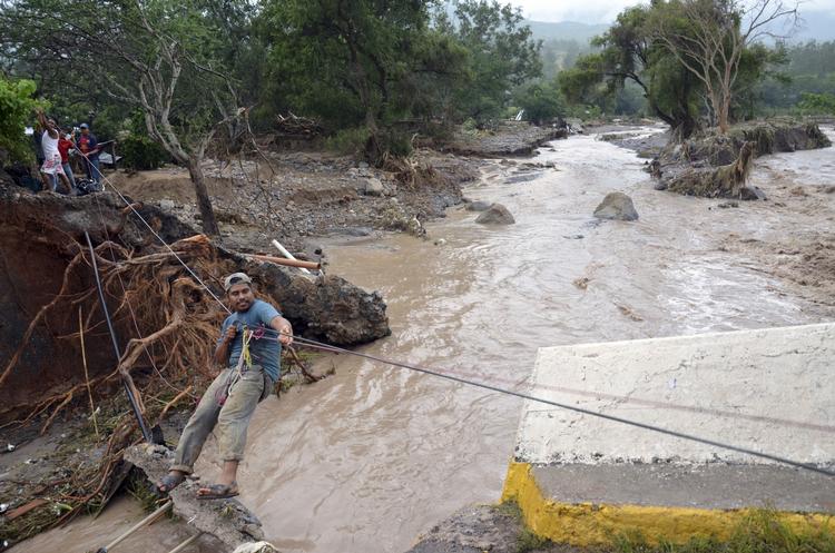 Katastrofe: Orkaner, storme og voldsomm eregnskyl har ramt flere end 200.000 mennesekr i Mexico de seneste dage. 