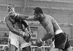 dødsfald. Ken Norton (th) rammer Larry Holmes rent i kampen om sværvægtstronen i 1978. Kampen er senere berømmet som en af tidernes flotteste bokseopgør. 