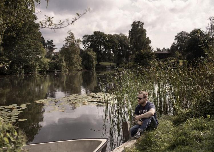 Kontrast. Fiskestang og natur præger Rune Tolsgaards fritidsforbrug og giver en fredfyldt modvægt til det hektiske arbejdsliv med Kanonkongen og lignende figurer fra det aktuelle satireprogram Agressiv Amager. 