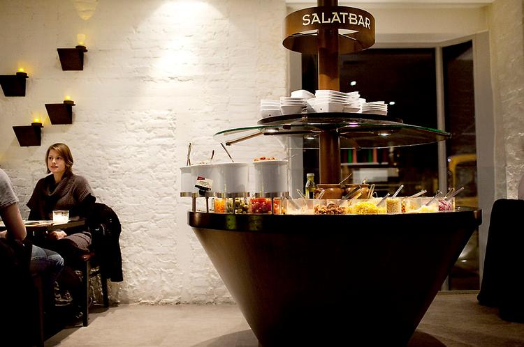 Folkerestaurant. Jensens Bøfhus' første restaurant blev åbnet i Aarhus i 1985 af Palle Skov Jensen og serverer fem milllioner måltider om året. 