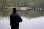 Fritidsfisker. Det er synd for fiskene, at danskerne fanger dem for fornøjelsens skyld, mener Dyreetisk Råd. 
