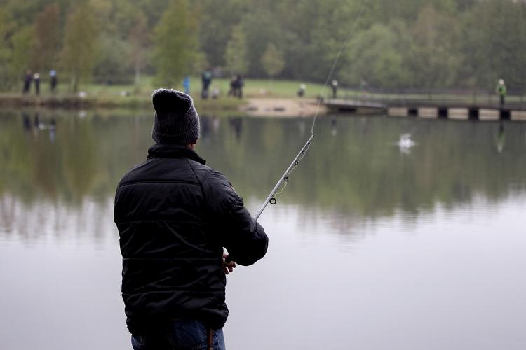 Fritidsfisker. Det er synd for fiskene, at danskerne fanger dem for fornøjelsens skyld, mener Dyreetisk Råd. 