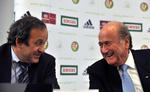 valgkamp? Fifa-præsident Sepp  Blatter (th) har tidligere foreslået Uefa-præsident Michel Platini (tv) som sin arvtager. Men nu er tonen anderledes mistænkeliggørende. 