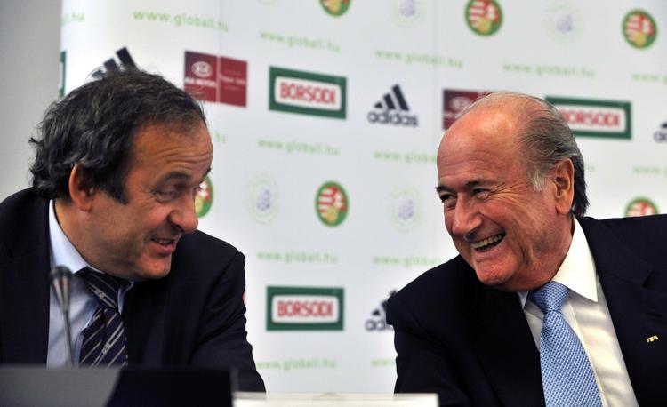 valgkamp? Fifa-præsident Sepp  Blatter (th) har tidligere foreslået Uefa-præsident Michel Platini (tv) som sin arvtager. Men nu er tonen anderledes mistænkeliggørende. 