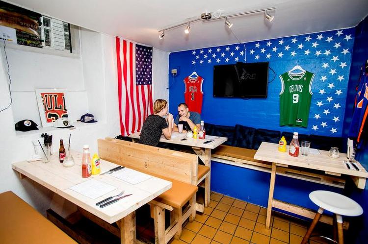 USA! Navnet holder, hvad det lover på Burger &amp; Shakes, der også i sin indretning kipper energisk med det amerikanske flag. 