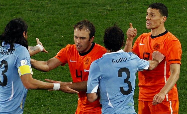 Kannibalen. Khalid Boulahrouz (th) er en hård allround-forsvarsspiller, der har fået sit tilnavn på grund af sin ævne til at 'æde' modstanderne. Her er han sulten i VM-semifinalen mod Uruguay i 2010. 