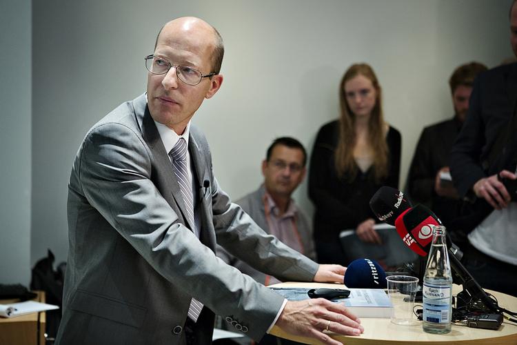 derfor. Økonomiprofessor Jesper Rangvid offentliggjorde i går den rapport om årsager til og konsekvenser af finanskrisen, som et udvalg med ham i spidsen har lavet. 
