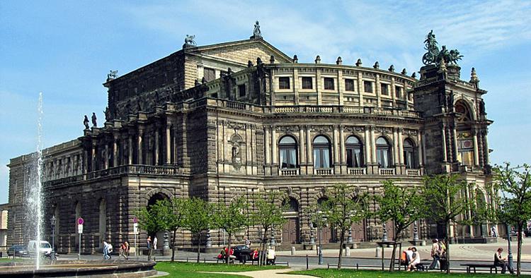 Verdensberømt. Semper-operaen ligger tæt på Elben i den historiske  del af tyske Dresden. 