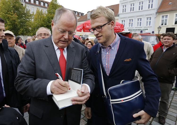 Kamp. SPD kanslerkandidat Peer Steinbrück er på charmeoffensiv i Neuruppin nordvest for Berlin. 