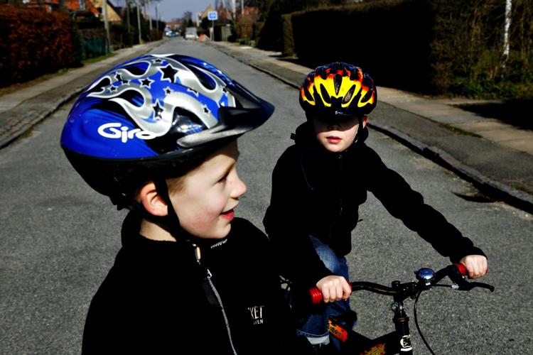 hjelm. Cyklisterne i hovedstaden er de bedste til at bruge cykelhjelm. Således er det otte ud af ti cyklister i Stokholm, der beskytter hovedet. 