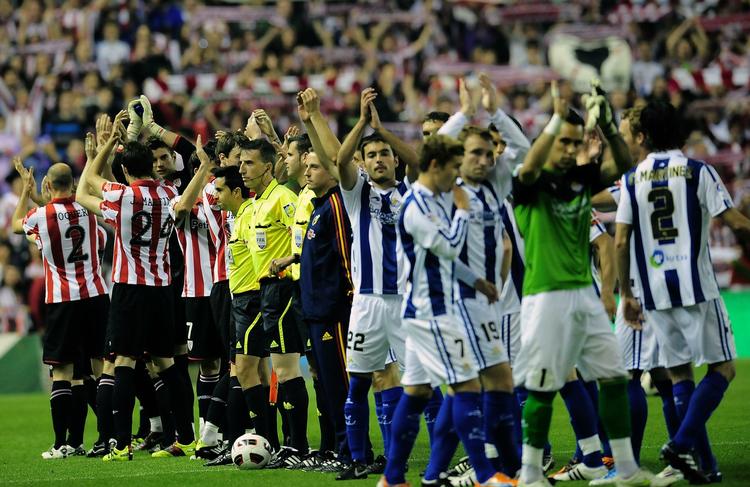 trænerfarvel. Oprykkerspillerne i Real Sociedad (højre) sikrede sig en ny sæson i den bedste spanske række. Men bestyrelsen har alligevel valgt at fyre træneren. 