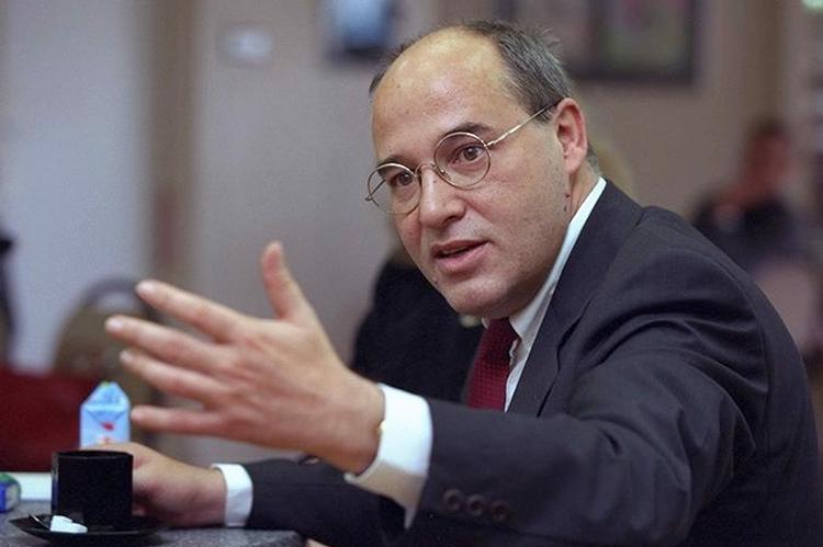 Lokalkendt. Gregor Gysi fra partiet Die Linke er en populær person i Berlin - måske også fordi han er aktionær i den lokale fodboldklub. Union Berlin. 