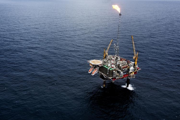 FARVEL. Den amerikanske oliegigant Hess overvejer nu at trække sig fra Nordsøen og den danske olie. Her det statsejede selskab Dongs boreplatform Siri i Nordsøen. (arkivfoto) 