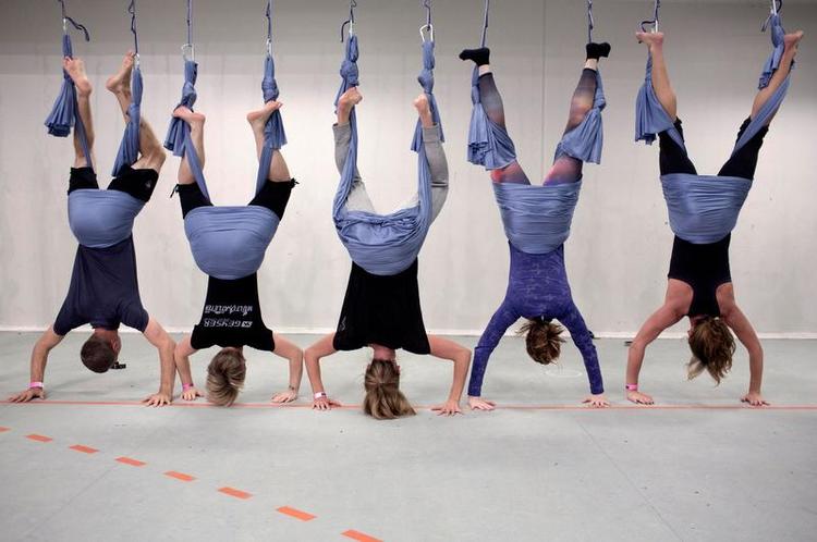 Frøerne. Fem kvinder får lov at lege cirkusartister, mens det tynde, stærke silkestof i karabinhager ophæver tyngdekraften for en kort stund i messehal 1 i Hillerød. 