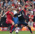 Stop. Liverpool er ubesejret i denne sæson, hvor de bl.a. har slået Manchester United 1-0. Her er Agger i nærkamp med målmaskinen Robin van Persie. 