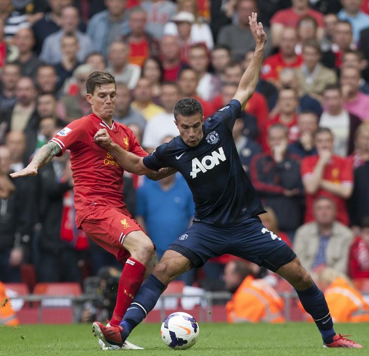 Stop. Liverpool er ubesejret i denne sæson, hvor de bl.a. har slået Manchester United 1-0. Her er Agger i nærkamp med målmaskinen Robin van Persie. 