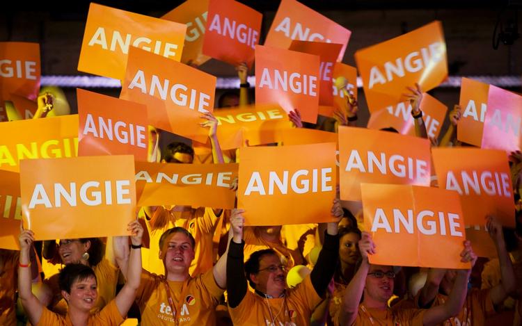 OPBAKNING. CDU-støtter jubler over 'Angie' under et valgmøde i Berlin. 