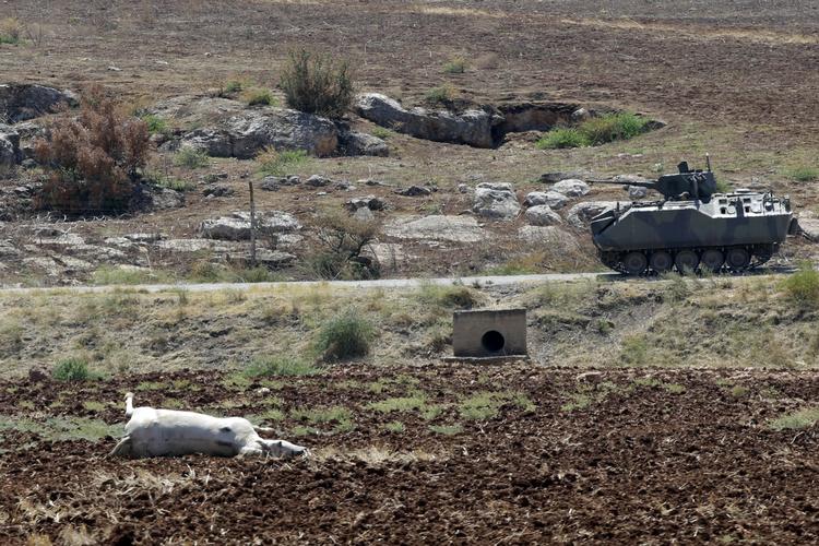 GRÆNSE. Tyrkisk kampvogn patruljerer langs grænsen ind til det borgerkrigshærgede Syrien. 