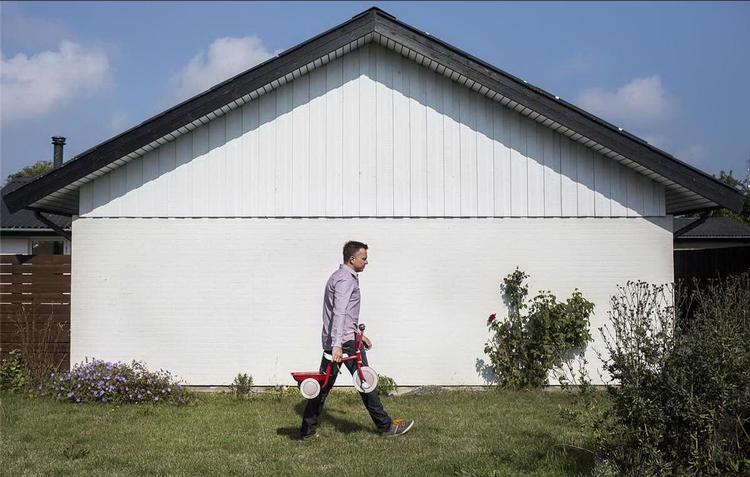 Tomt. Mikkel Kortegaard og hans familie efterlod kun få ting, da de flygtede fra de giftige stoffer, der siver op i deres hus. 