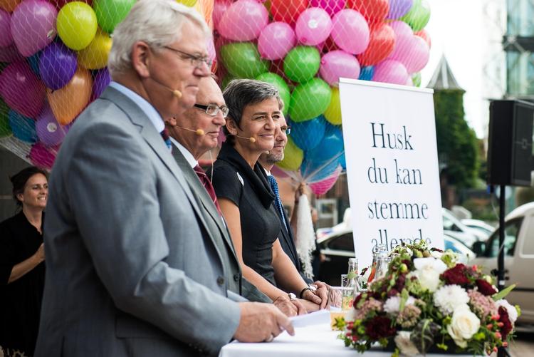 Ballonfest. Regeringen lancerede sammen med regionerne og kommunerne i begyndelsen af måneden en kampagne, der skal få gang i vælgerne. Formand for KL, Erik Nielsen, siger, at den lave valgdeltagelse på længere sigt truer det lokale demokrati. 
