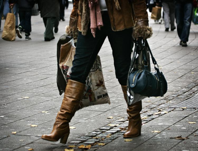 Opsparing. Vi har fået flere penge mellem hænderne men spare hellere op en vi shopper. 