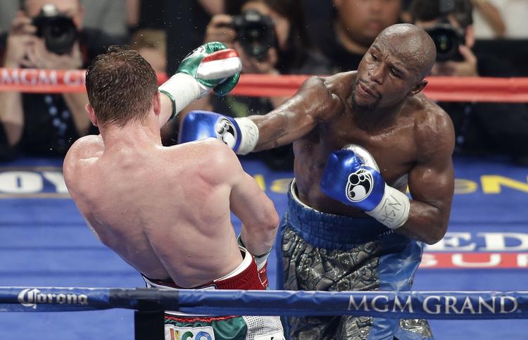 Vinder. Floyd Mayweather (th) vandt på point over mexicaneren Saul Alvarez. 