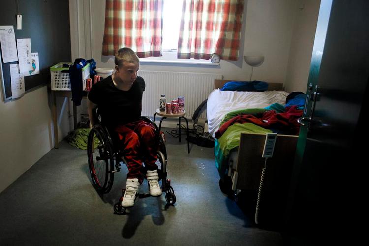 Drøm. Simon vil være bodybuilder som sit idol Nick Scott, der endte i kørestol efter en bilulykke, men i dag er professionel bodybuilder. 