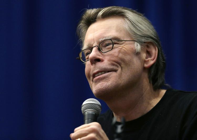 Form. I 1999 kørte Stephen King galt i sin bil og overvejede at trække sig tilbage fra forfattergerningen. Men det gjorde han ikke, og tirsdag kan man læse hans spritnye opfølger til 'Ondskabens Hotel' fra 1977. 