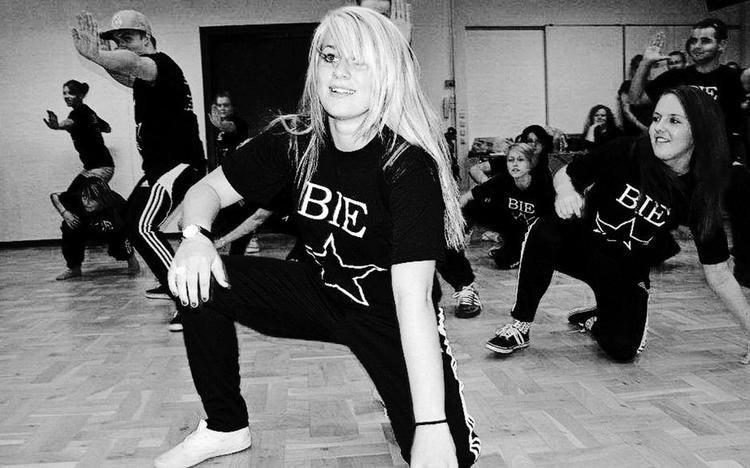 Dansemester. Natacha Vejlebo har vundet stribevis af mesterskaber som danser. På efterskolen prøvede hun for første gang at undervise og fandt ud af, at hendes drøm om at åbne et dansestudie skulle realiseres. 
