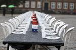 happening. Forkortelsen af dagpengeperioden har udløst flere demonstrationer. Denne happening fandt sted foran Christiansborg sidste år, hvor der var dækket op med papvin og dåsetorsk. 
