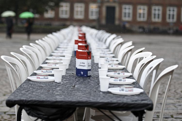 happening. Forkortelsen af dagpengeperioden har udløst flere demonstrationer. Denne happening fandt sted foran Christiansborg sidste år, hvor der var dækket op med papvin og dåsetorsk. 