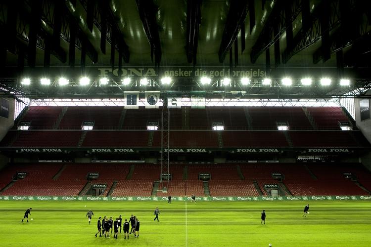 Pladsmangel. Parken kan kun rumme 38.000 tilskuere. Kravet til en EM-arena er 50.000. 