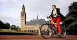 Tohjulet. I mange af Europas store byer – her Haag i Holland – er det cykler, turisterne transporterer sig rundt på. 