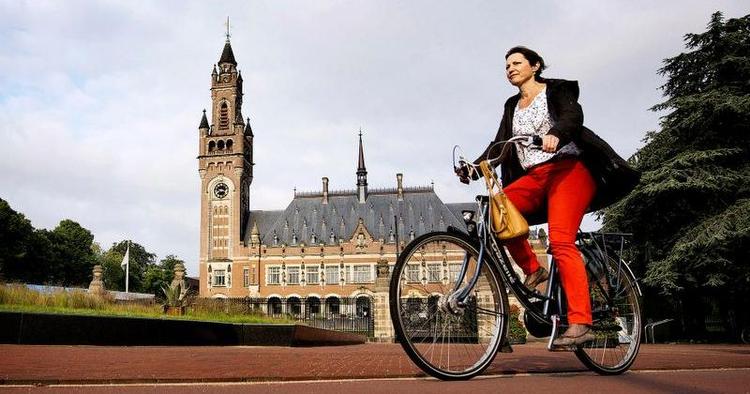 Tohjulet. I mange af Europas store byer – her Haag i Holland – er det cykler, turisterne transporterer sig rundt på. 
