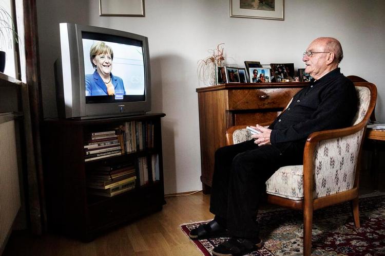 Omstilling. Pensionisten Alois Bachmaier mener, at den tyske omstilling til grøn energi foregår i et alt for hurtigt tempo, og han bebrejder oppositionen for at have tvunget kansler Angela Merkel til at lukke ned for al atomkraft allerede i 2022. 
