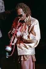 Miles. Her ses den gamle mester under en koncert i 1987. 