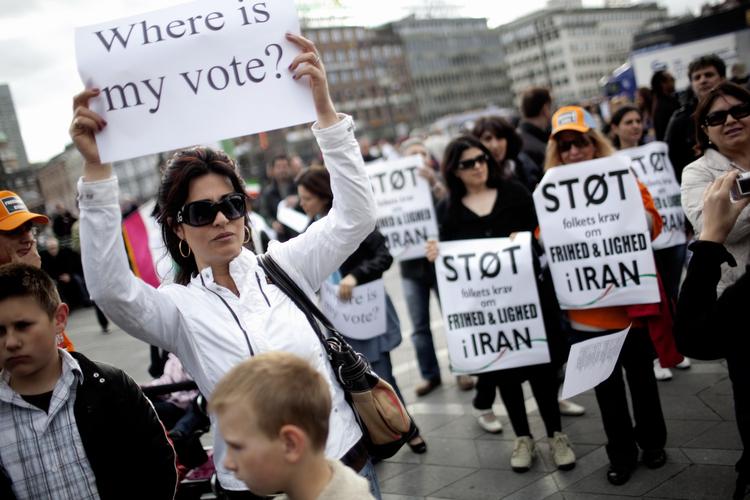 Tilbage i 2009 demonstrerede dansk- iranere på rådhuspladsen i København mod det omstridte valg i Iran, hvor den konservative Mahmoud Ahmadinejad blev genvalgt. (arkiv) 