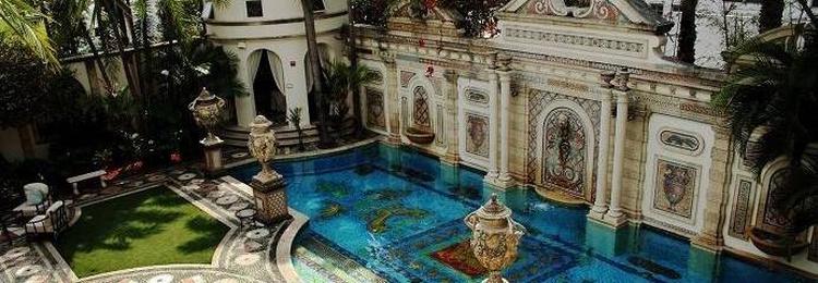 Dekadence. Poolen i Versaces hjem er dekoreret med 24 karat guld. 