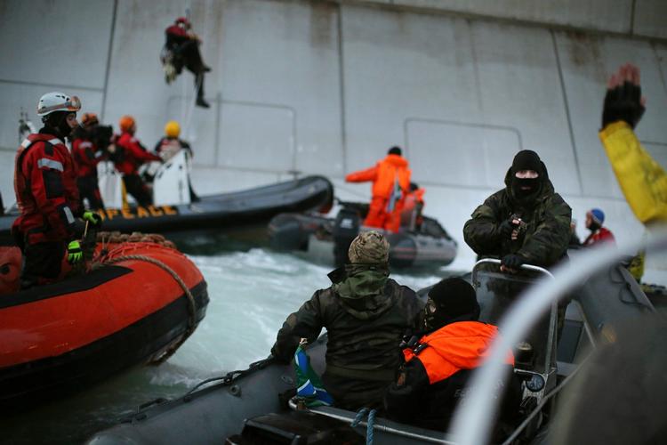 Aktivister. 30 aktivister fra Greenpeace, der forsøgte at hindre en arktisk olieboring,  risikerer russiske fængselsdomme på op til 15 års fængsler, oplyser nyhedsbureauet AFP. Foto: Greenpeace. 