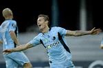 Yes. Jonas Kamper jubler, da Randers FC kommer foran med 2-1. Foto: 
