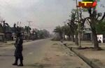 INDSATS. Soldat på gaden i Maiduguri, hvor der lige nu arbejdes på at fjerne lig fra en massakre langs hovedvejen. 