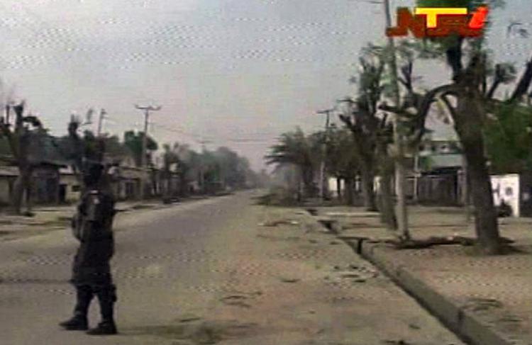 INDSATS. Soldat på gaden i Maiduguri, hvor der lige nu arbejdes på at fjerne lig fra en massakre langs hovedvejen. 