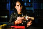 krimi. Der er opstået en ny kvindetype i den moderne krimi. En intelligent, følelseskold mandekvinde i skikkelse af Lisbeth Salander, Sarah Lund, Saga Norén og Carrie Mathison, der ikke bare sparker røv og dyrker sex med fremmede, men også har sygelige træk. 