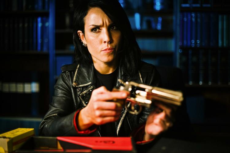krimi. Der er opstået en ny kvindetype i den moderne krimi. En intelligent, følelseskold mandekvinde i skikkelse af Lisbeth Salander, Sarah Lund, Saga Norén og Carrie Mathison, der ikke bare sparker røv og dyrker sex med fremmede, men også har sygelige træk. 