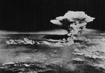 PADDEHATTESKY. Eksplosionen over Hiroshima fotograferet af den amerikanske hær. En langt kraftigere eksplosion var tæt på at ske ved en ulykke med et atomvåben over north Carolina i 1961. 