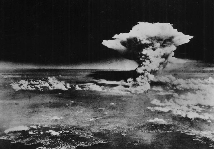 PADDEHATTESKY. Eksplosionen over Hiroshima fotograferet af den amerikanske hær. En langt kraftigere eksplosion var tæt på at ske ved en ulykke med et atomvåben over north Carolina i 1961. 